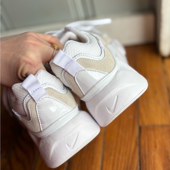 Women’s NIKE RYZ 365 2 White and Cream Athletic Sneakers Size 8 NEW - Picture 6 of 8